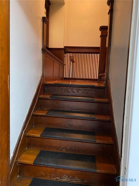 862 Prouty Ave, Toledo, OH 43609 - view of staircase