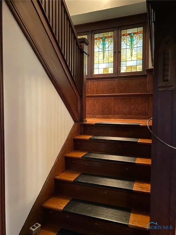 862 Prouty Ave, Toledo, OH 43609 - view of stairway