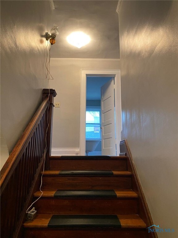 862 Prouty Ave, Toledo, OH 43609 - view of stairway