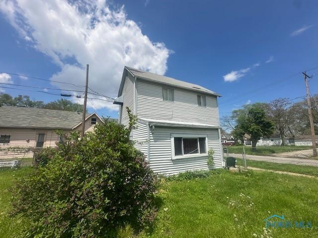 2111 Elm St, Toledo, OH 43608 - view of side of property featuring a lawn