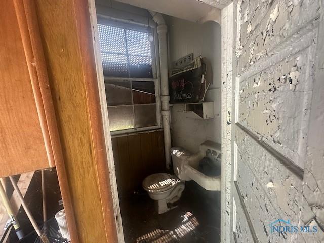 2111 Elm St, Toledo, OH 43608 - bathroom featuring toilet
