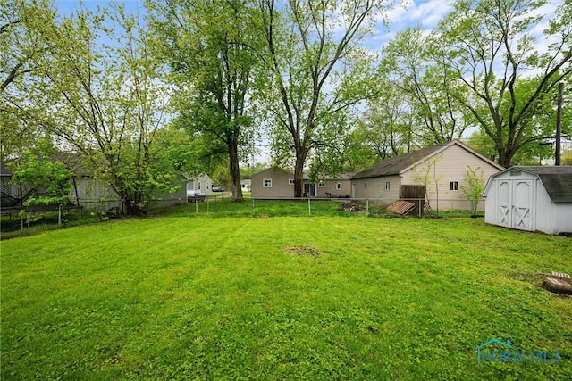 view of yard featuring a shed and an outbuilding