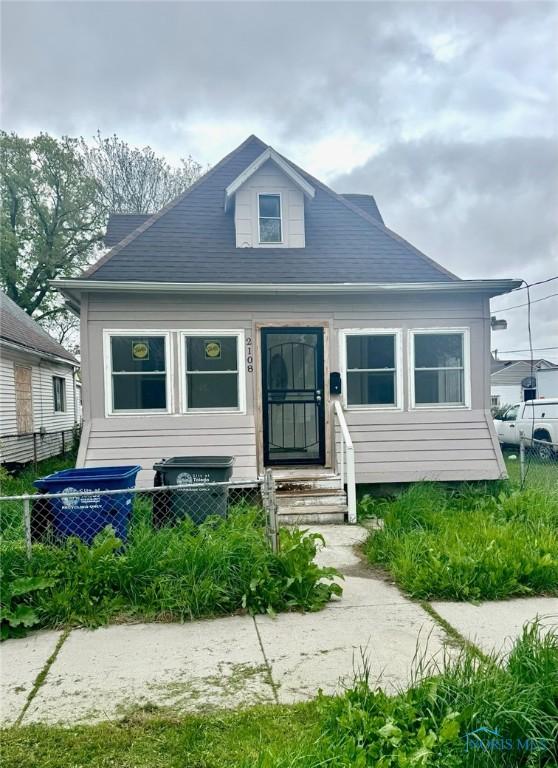 2108 N Michigan St, Toledo, OH 43611 - view of front of property featuring fence and entry steps