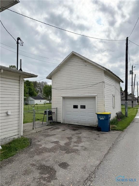 318 S Main St, North Baltimore, OH 45872 - detached garage featuring fence