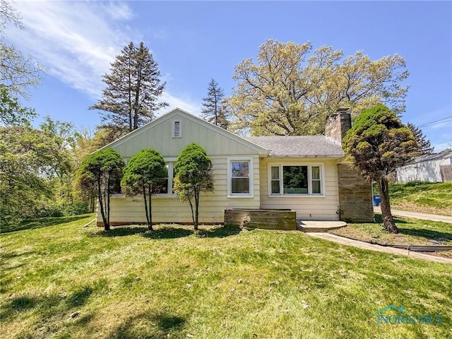 624 Myers St, Toledo, OH 43609 - view of front of property featuring a chimney and a front yard