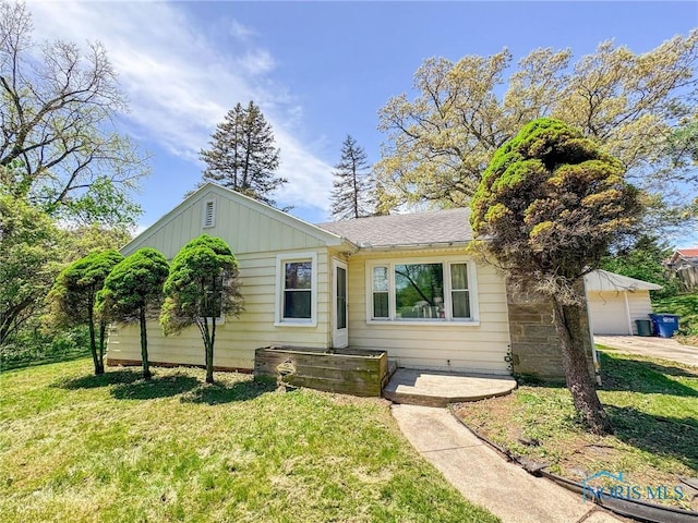 624 Myers St, Toledo, OH 43609 - single story home featuring a front lawn