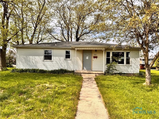 view of front facade with a front yard