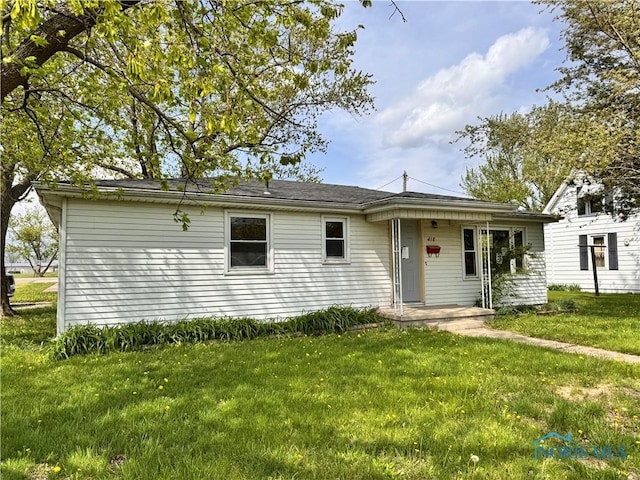 view of front of property with a front yard