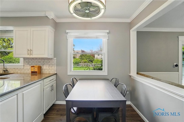5532 Bentwood Dr, Toledo, OH 43615 - dining space featuring dark wood-style floors, ornamental molding, and baseboards