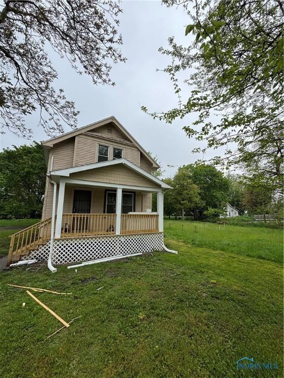 938 Western Ave, Toledo, OH 43609 - view of front of house with a front yard and covered porch