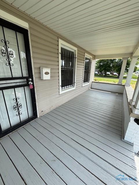 938 Western Ave, Toledo, OH 43609 - view of wooden porch