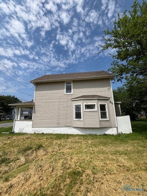 938 Western Ave, Toledo, OH 43609 - rear view of property featuring a yard