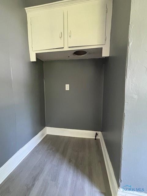 938 Western Ave, Toledo, OH 43609 - laundry area with dark wood-style floors and baseboards