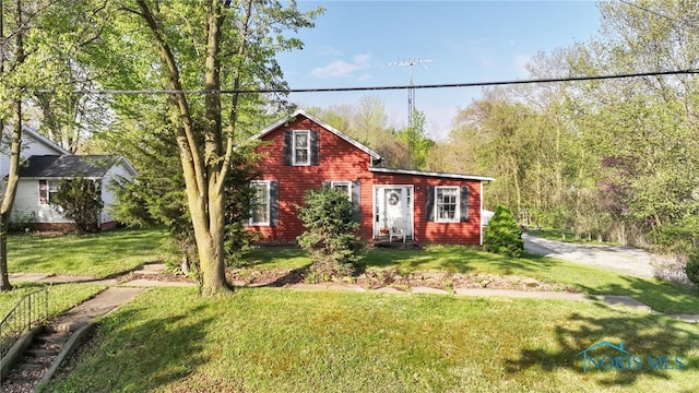 1037 Stevenson St, Napoleon, OH 43545 - view of front facade with a front lawn