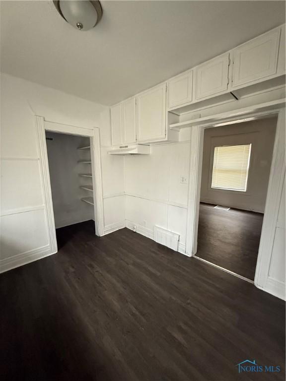 1821 Ridgewood Ave, Toledo, OH 43608 - unfurnished bedroom with dark wood-type flooring, baseboards, and a closet