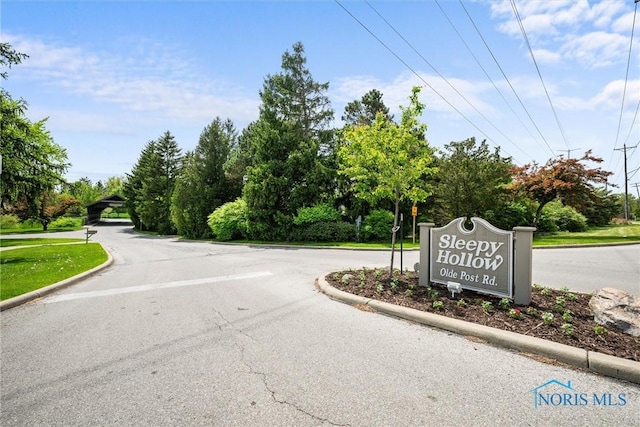 5511 Bent Oak Rd, Sylvania, OH 43560 - view of asphalt street with curbs
