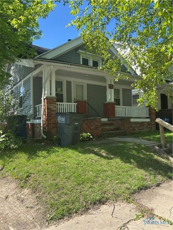 view of front facade featuring a porch and a front lawn