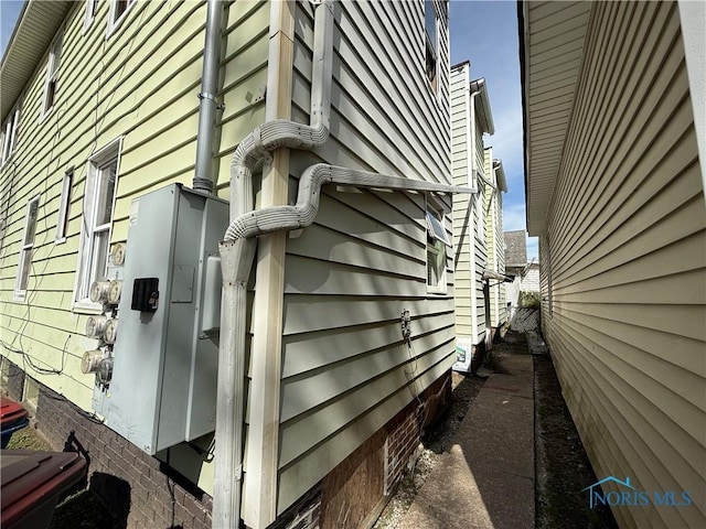 1202 Nevada St, Toledo, OH 43605 - view of side of home
