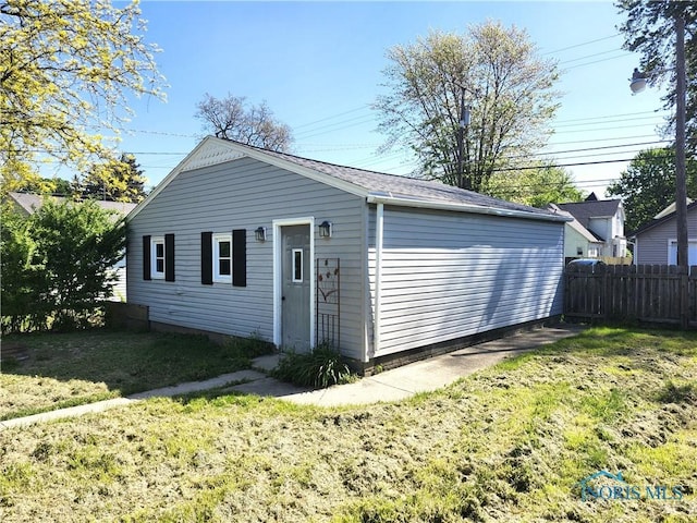 900 Leonard St, Fostoria, OH 44830 - view of garage