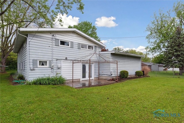 1639 Brookside Dr, Findlay, OH 45840 - back of property with a patio area