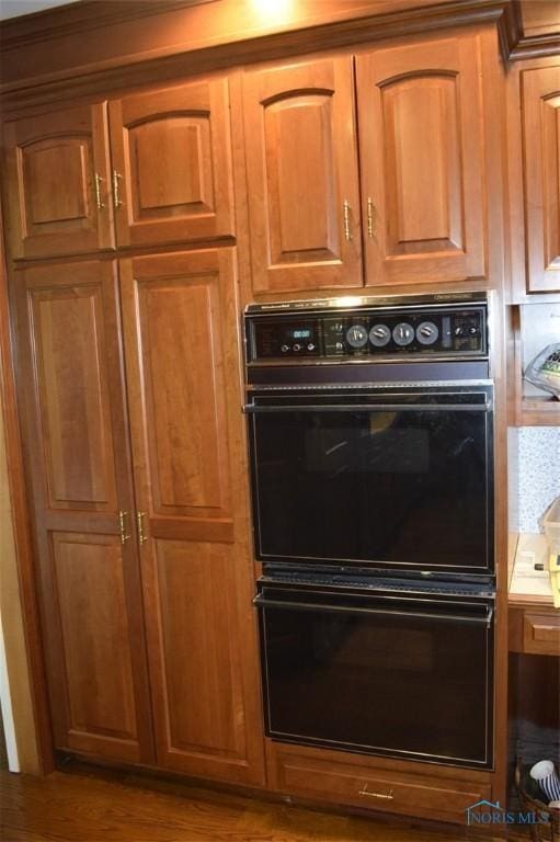 1527 S Ct, Findlay, OH 45840 - detailed view of wood finished floors and light countertops