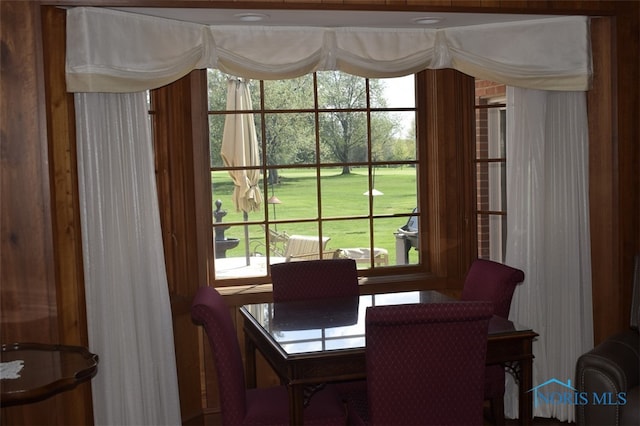 1527 S Ct, Findlay, OH 45840 - dining area with healthy amount of natural light