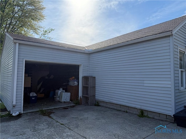 1023 Buckland Ave, Fremont, OH 43420 - garage with driveway