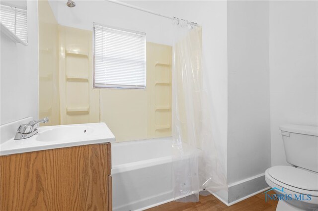 308 Crittenden Ave, Toledo, OH 43609 - full bath featuring toilet, vanity, shower / bath combo, and wood finished floors