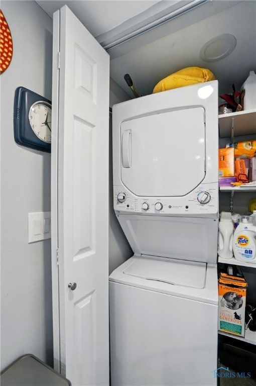 7438 Yawberg Rd, Whitehouse, OH 43571 - laundry area featuring stacked washer and clothes dryer