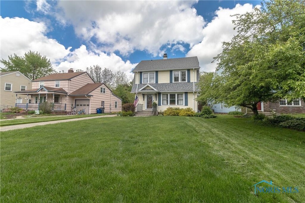 3612 Mapleway Dr, Toledo, OH 43614 - view of front of property featuring a front lawn