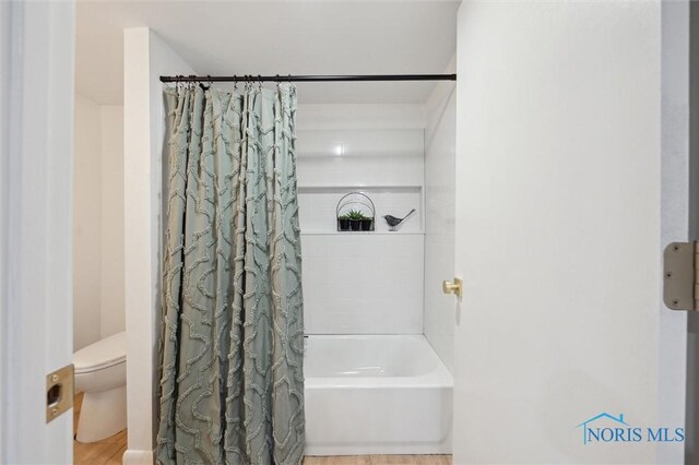 800 Pierce St, Maumee, OH 43537 - full bath featuring toilet and shower / bathtub combination with curtain