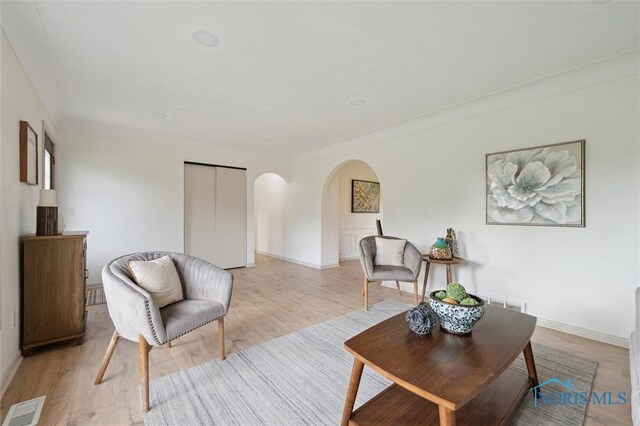 800 Pierce St, Maumee, OH 43537 - living area featuring arched walkways, light wood-style flooring, and baseboards