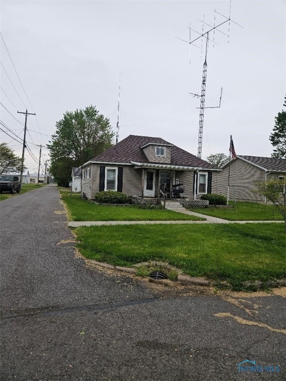 123 N Lind St, Deshler, OH 43516 - bungalow featuring a front yard and covered porch