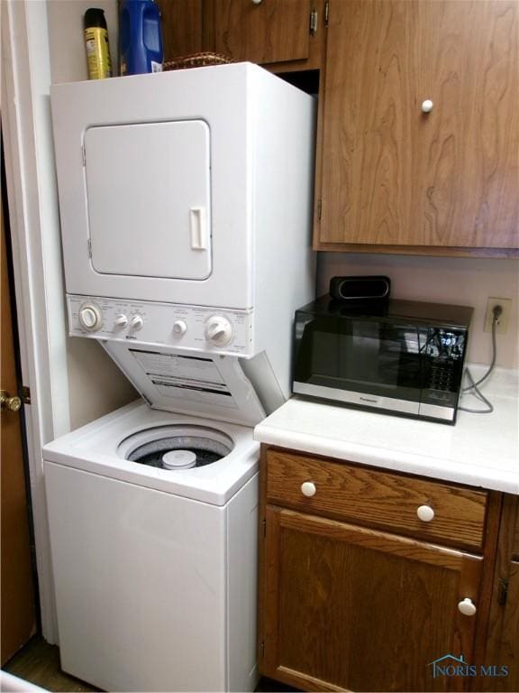 3776 Lakepointe Dr, Northwood, OH 43619 - washroom with stacked washer / drying machine