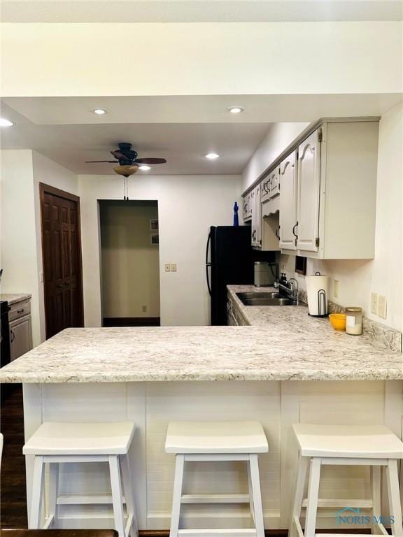 41 Salome Cir, Bluffton, OH 45817 - kitchen featuring a sink, a peninsula, freestanding refrigerator, a ceiling fan, and recessed lighting