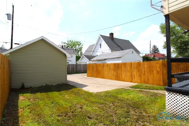 818 Geneva Ave, Toledo, OH 43609 - fenced backyard featuring a patio area and an outbuilding