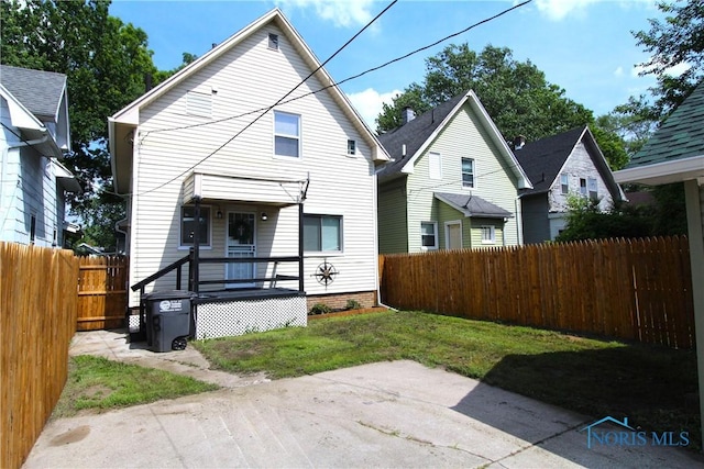 818 Geneva Ave, Toledo, OH 43609 - rear view of property featuring a patio