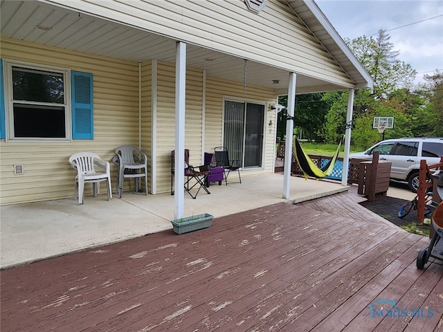 713 Glenwood Rd, Rossford, OH 43460 - wooden terrace with a patio area
