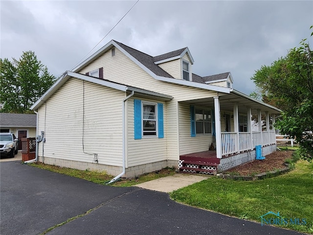 713 Glenwood Rd, Rossford, OH 43460 - view of side of property with covered porch