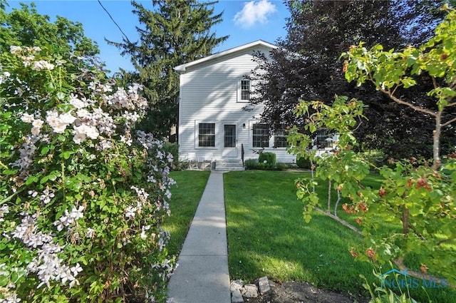 232 E Wayne St, Maumee, OH 43537 - view of front facade featuring a front lawn