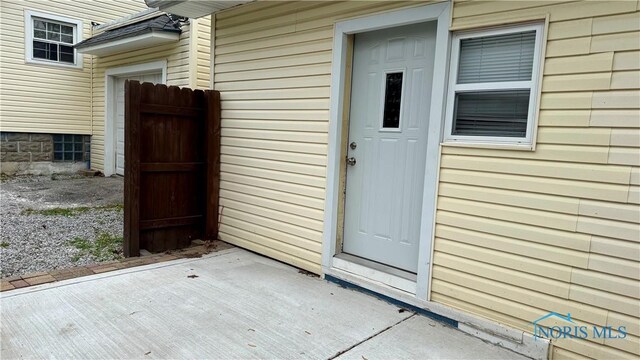 2659 Oak Grove Pl, Toledo, OH 43613 - view of exterior entry with a patio