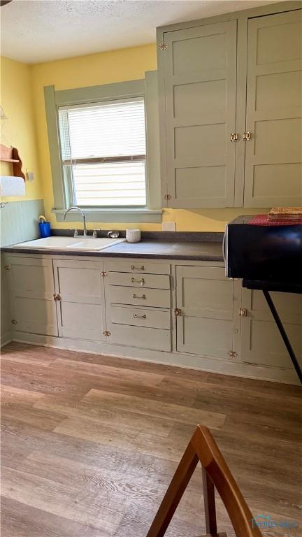 2659 Oak Grove Pl, Toledo, OH 43613 - kitchen featuring light wood-style flooring, a sink, and a textured ceiling