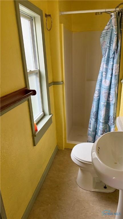 2659 Oak Grove Pl, Toledo, OH 43613 - bathroom featuring a shower stall, baseboards, and toilet