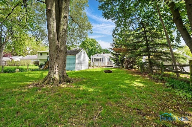 view of yard featuring an outbuilding