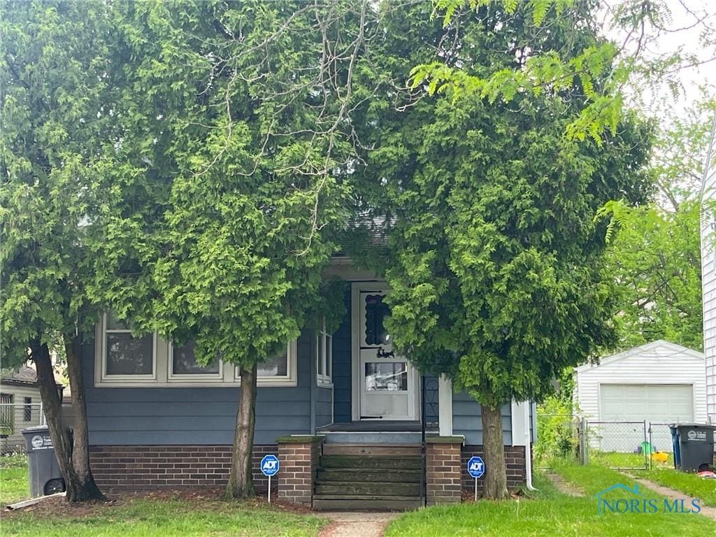 858 Ogden Ave, Toledo, OH 43609 - obstructed view of property with a detached garage