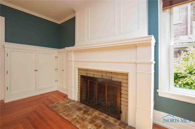 1211 S Main St, Findlay, OH 45840 - detailed view of a brick fireplace, ornamental molding, and a decorative wall