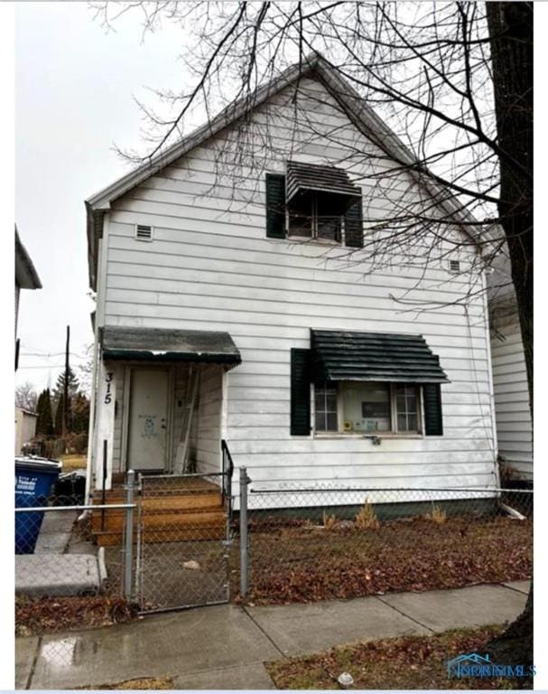 315 Austin St, Toledo, OH 43608 - view of front of home featuring a fenced front yard and a gate