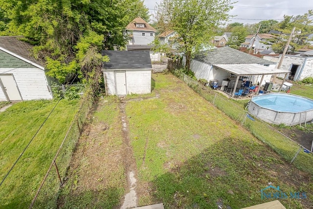 940 Kingston Ave, Toledo, OH 43605 - view of yard featuring a storage shed, an outdoor structure, and a residential view