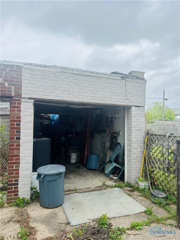 908 Mckinley Ave, Toledo, OH 43605 - garage with fence