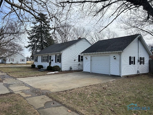 613 W Yeasting St, Gibsonburg, OH 43431 - view of front of property featuring driveway, a detached garage, and a front lawn